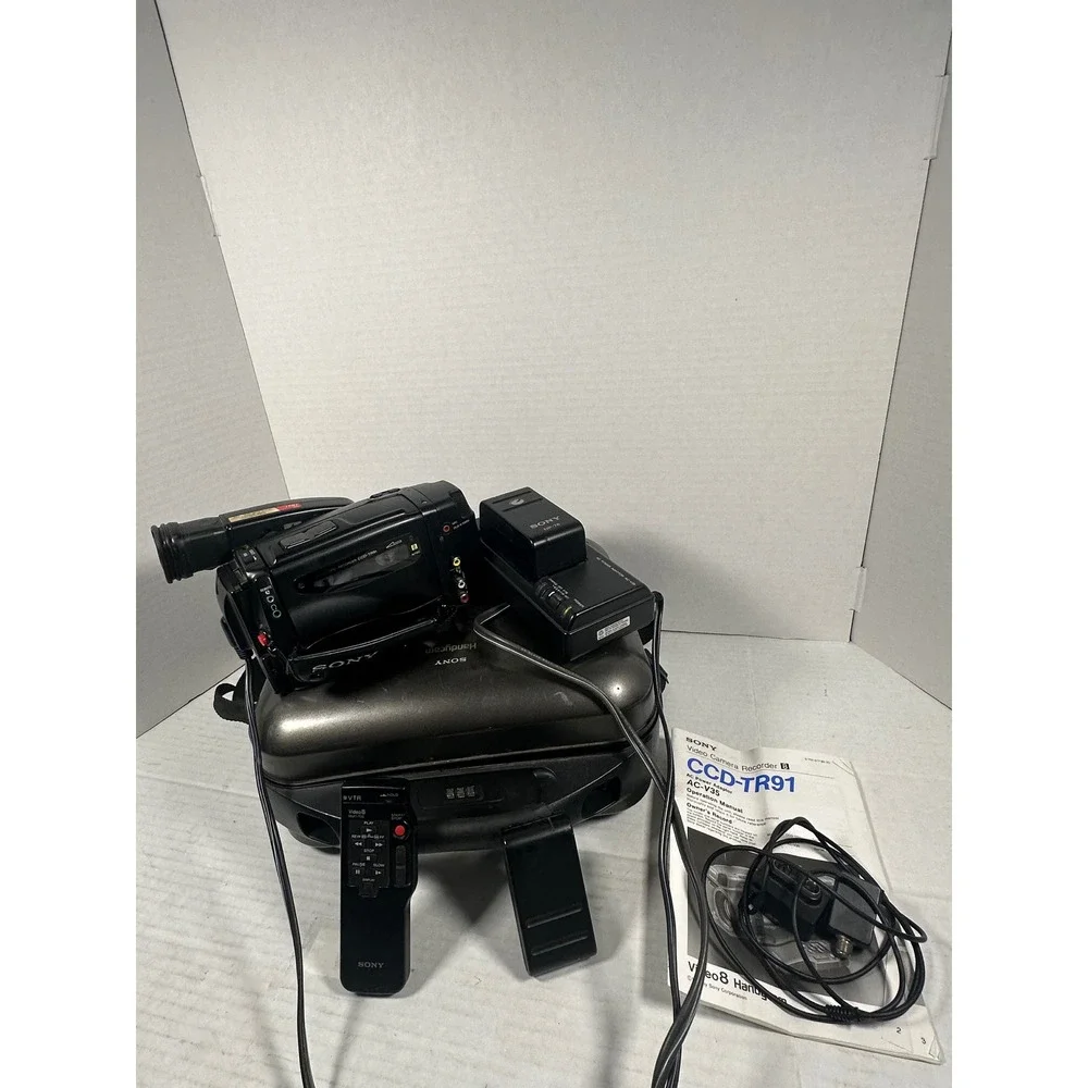 Sony Handycam Video 8 CCD-TR91 Camcorder Bundle SteadyShot 10x Zoom NTSC Case